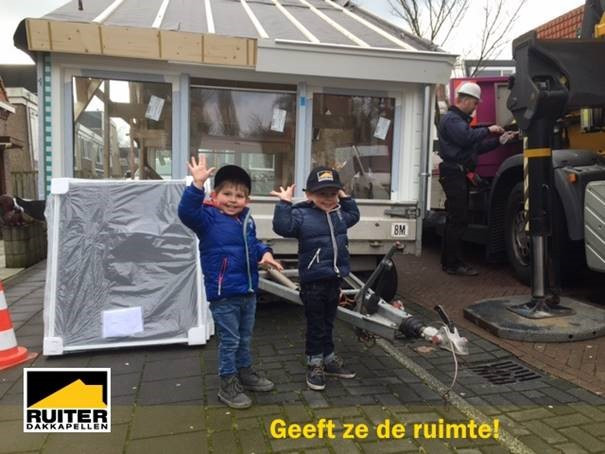 blije kinderen bij levering ruiter dakopbouw